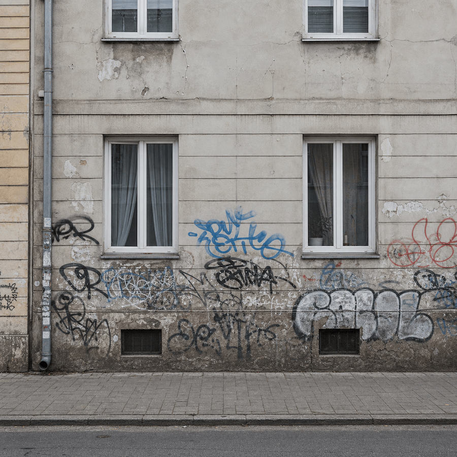 Grafit na fasáde – Bytový dom, Ružinov, pred zásahom
