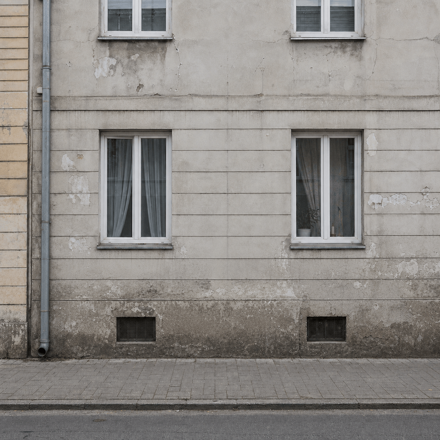 Fasáda po odstránení grafitov – Bytový dom, Ružinov