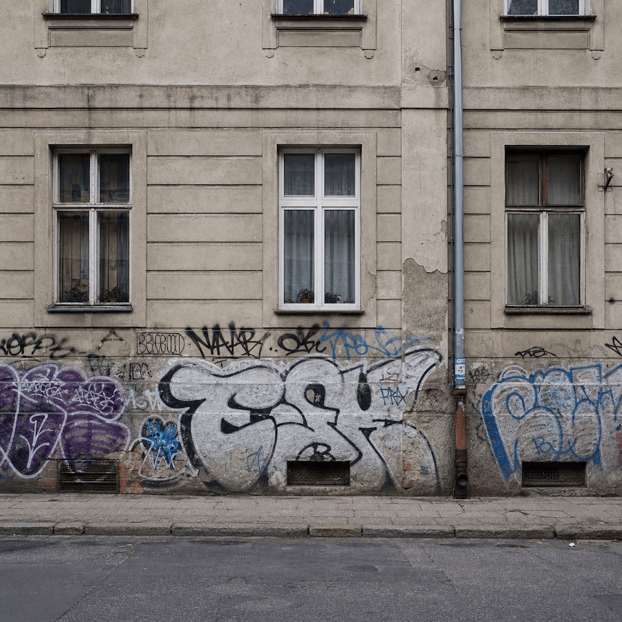 Grafit na historickej fasáde v Bratislave – pred zásahom